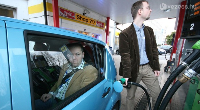 5,0 liter a gyári átlaga, ami majdnem reális