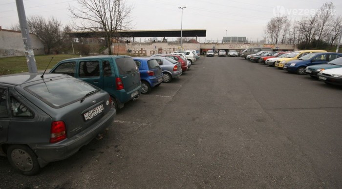 Ez a placc is afféle spontán P+R-ként hasznosul, bár tábla nem jelzi
