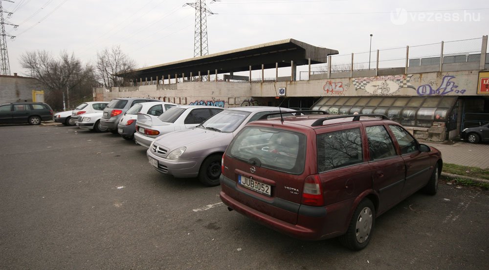 Ingyenes parkoló, rendezetlen viszonyokkal