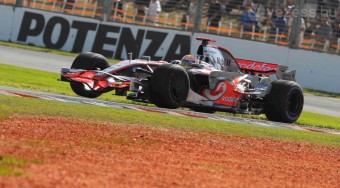 Räikkönent kizárták, Hamilton nyert