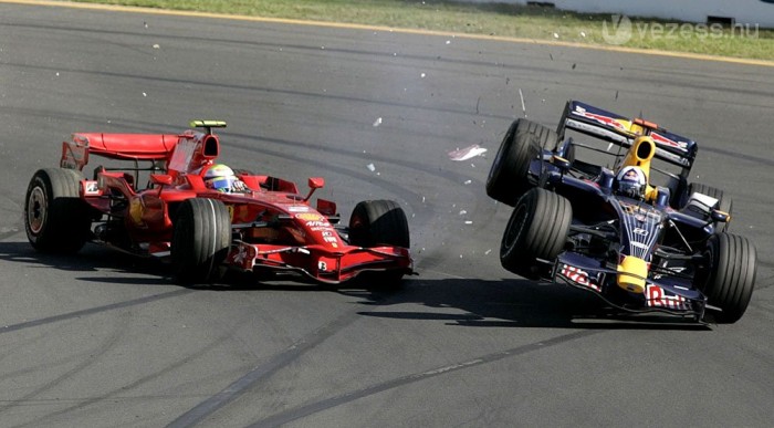 Coulthard szétrúgja Massát 6 | Vezess Egymásra mutogatnak