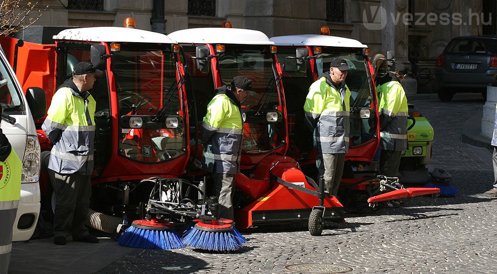 Csendben kuncogtak