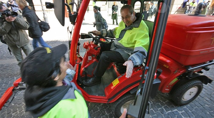 Most nyomok egy kézifékest, jó?