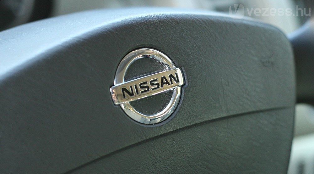 Most éppen Nissan embléma trónol itt