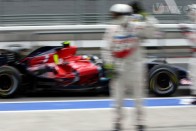 Vettel motorhiba miatt adta fel