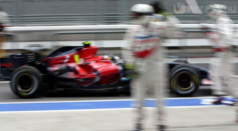 Vettel motorhiba miatt adta fel