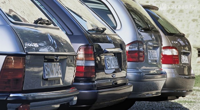 A kombi Mercikhez ma is van pótülés