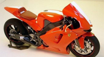 Schumacher kétkerekű Ferrarija