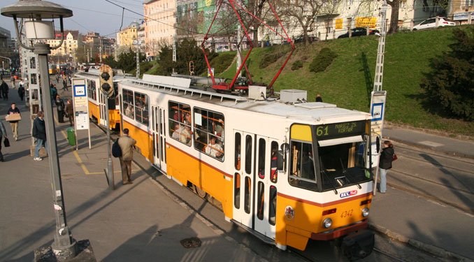 Az autó lassú és drága, de a BKV… 12