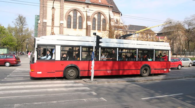 Az autó lassú és drága, de a BKV… 15