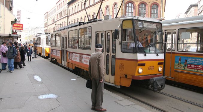 Az autó lassú és drága, de a BKV… 26