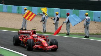 Räikkönennek villogtatnak Szingapúrban