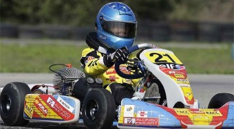 Alonso besegít Schumachernek