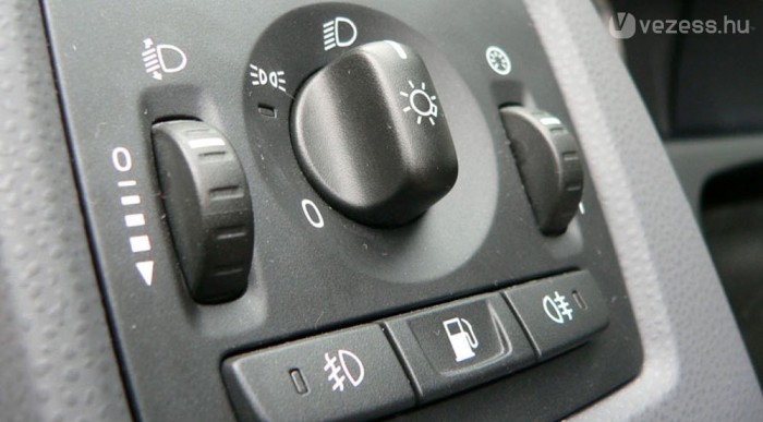 Tanknyitó a bal térd felett. Ez miért így van a kis Volvókban?