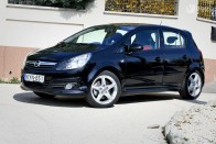 Corsa GSi: retró Opel módra 27