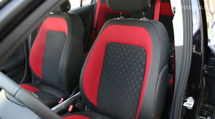 Nem látszik, de az övek is pirosak