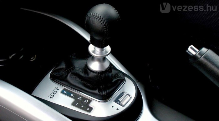 Kézzel is kapcsolható