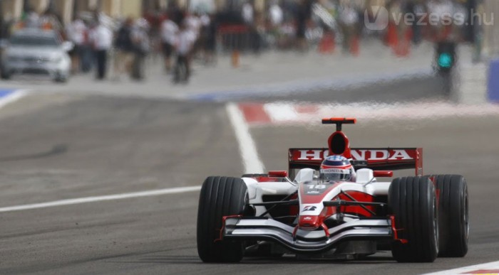 Sato mepördült és falnak csapódott autójával