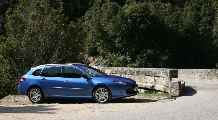 Nagyon tud kanyarodni