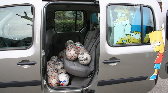 Egy focicsapat nem fér el, de a cuccaik igen