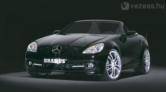 445 lóerős V8-as az orrban