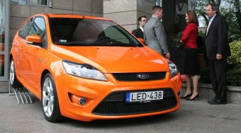 Talmácsi sportkocsiba ül