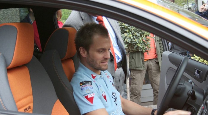 Talmácsi sportkocsiba ül 3