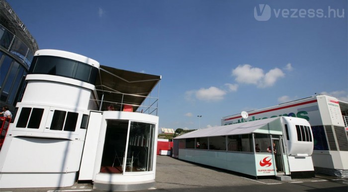 Az aguri buszocskája is itt van