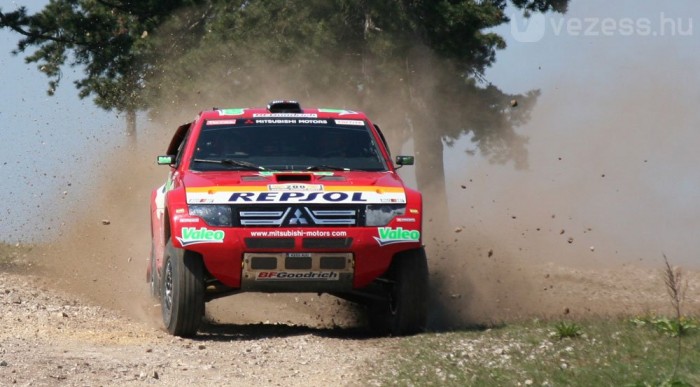 Úgy viselkedik akár egy raliautó