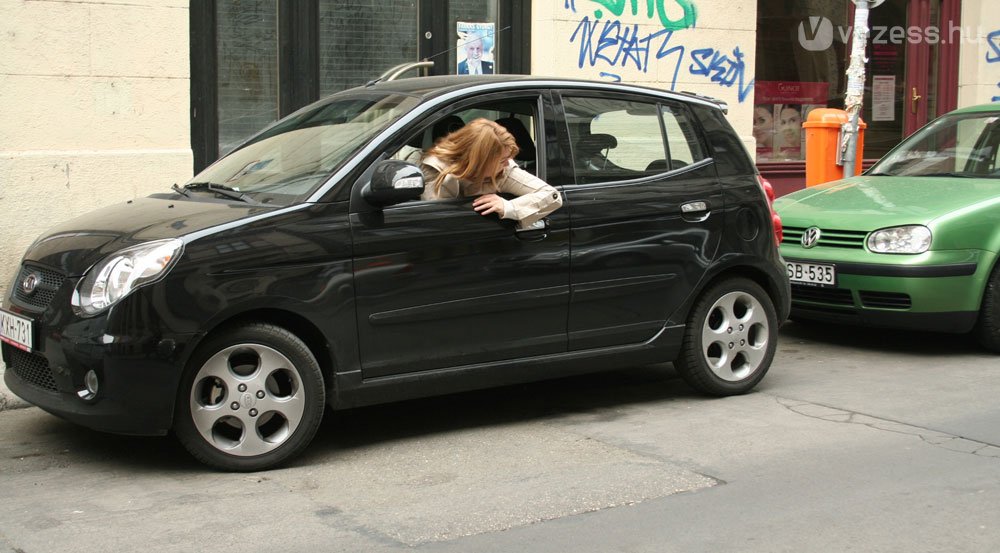 Gyerekjáték parkolni vele