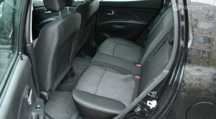 Váratlanul sok a hely hátul