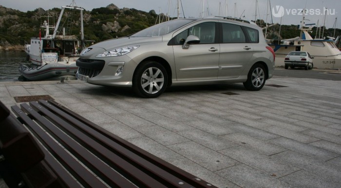 308 SW – Egyterű a kombiból 10 | Vezess Új váltó jár az 1,6-os turbómotorokhoz