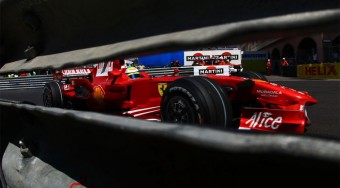 A Ferrari bajban a gumikkal