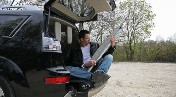 Rögös az út a munkahelyre 10 Balázs nehezen szakad el az autótól, így a szitárleckéket is abban nyomja