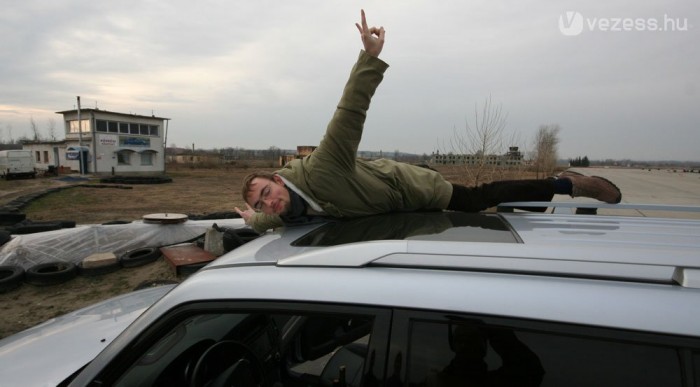 Rögös az út a munkahelyre 9 András előző életében szirti sas volt. De már elmúlt