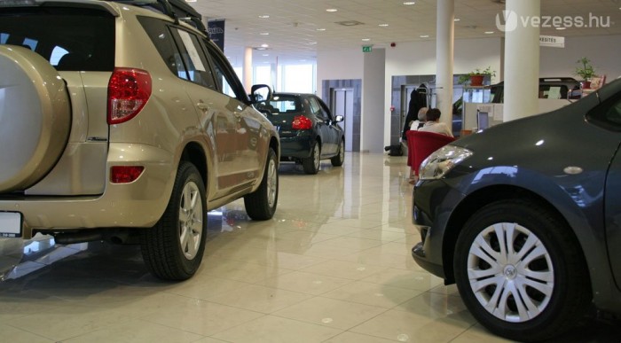 Miért várunk hónapokat autóra? 12 Japánból 3-4 hónap alatt jön meg egy Toyota