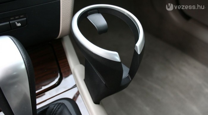 Fura szerkezet: levehető pohártartó