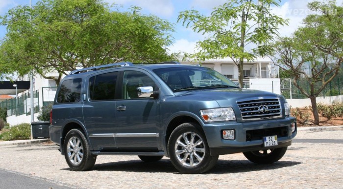 Az Audi Q7 kiscsoportos a QX 56 mellett