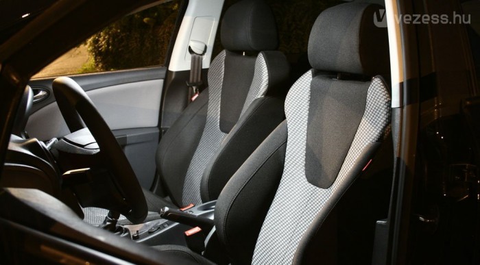 Kényelmes és jól tart az ülés