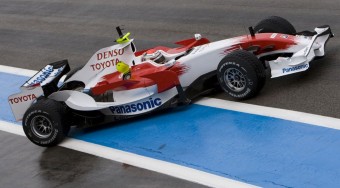 Trulli nyerte az esős tesztet