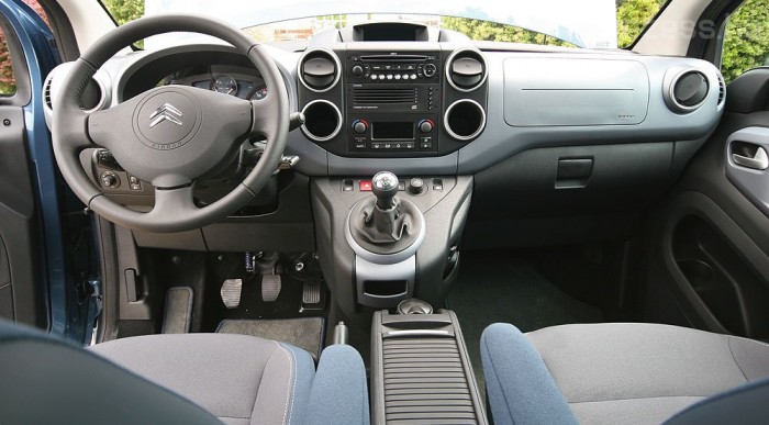 Új Berlingo: Bűvészdoboz 11 | Vezess Feltalálták a vízszintes pohártartót?