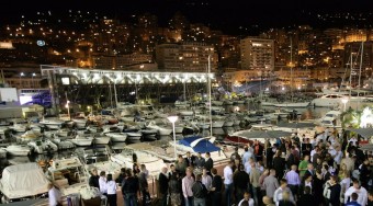 Räikkönen a szexbomba autójában