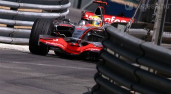 Hamilton vezet Monacóban