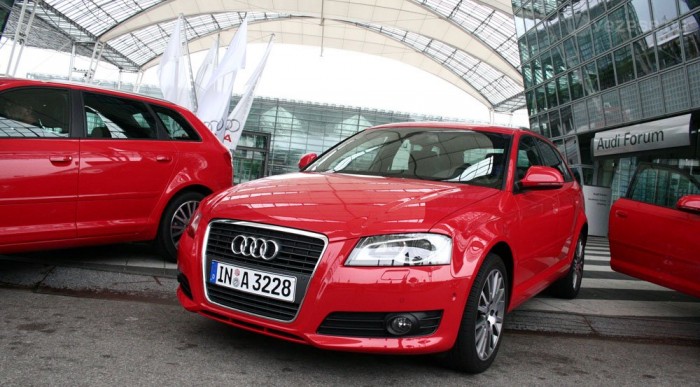 Az Audi Forum előtt vártak