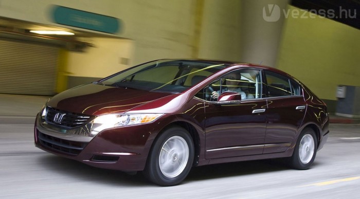 Az ötajtós formát az FCX Clarity-től örökli