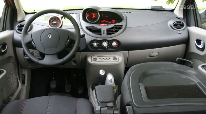 Előredönthető az utasülés támlája