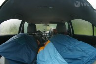 Esőben minden sátornál jobb az autó