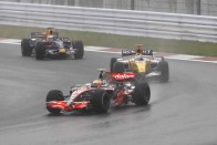 F1: WC-k miatt perlik a pályát 52