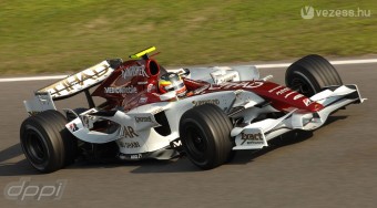 A pilóta beperelte a csapatot