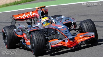 Hamilton törődjön a vezetéssel!